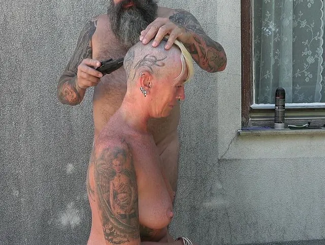 ER RASIERTE mir meinen KOPF ............