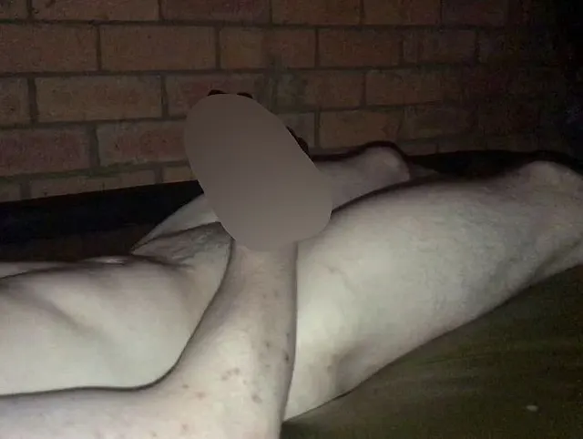 Ich spritze Sperma, während ich auf meinem Wasserbett liege.