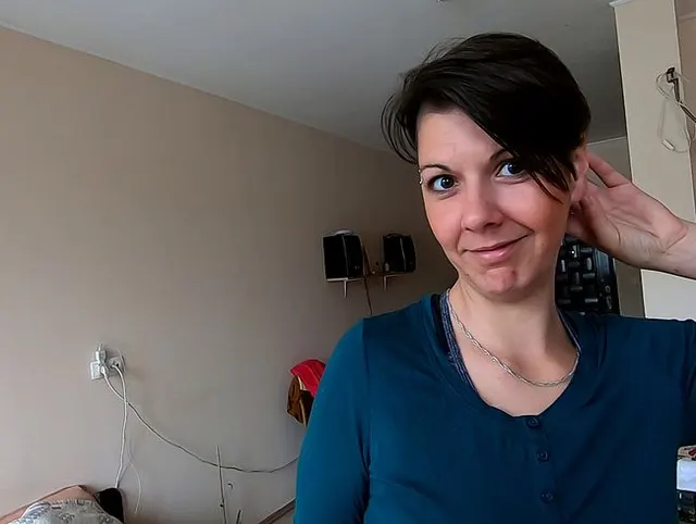 Wohnzimmer-Blowjob mit Sperma im Mund und Gesichtsbesamung