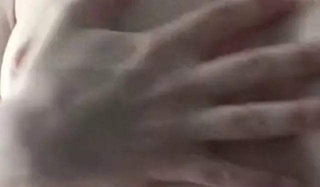 Wie gefällt dir mein sexy Körper? Ich liebe es, mich für dich auszuziehen