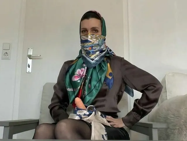 Kopftuch und Tuchmasken Anprobe - Du hast heute Wichsdienst!