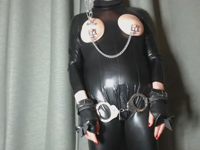 Video Nr. 3: Angekettet, Nippeklemmen,  Anal-Hook, hartes Paddle-Spanking,  Nippel