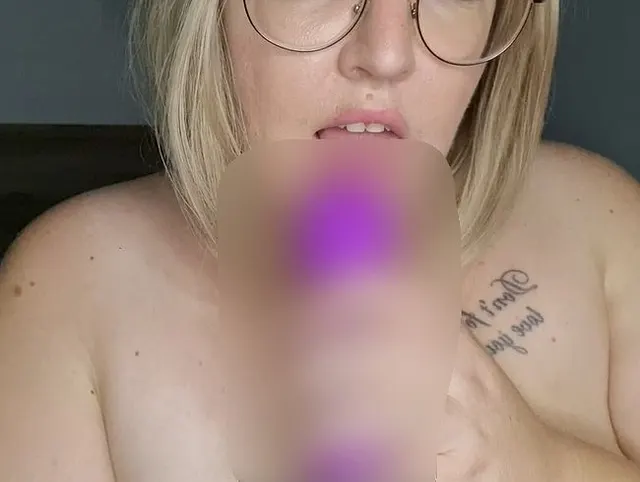 Spielereien Mund und Titten mit Vibrator