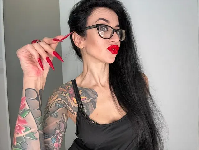 Fingerschnippen, lange Finger mit ROTER matter Farbe. Lange Nägel, Handflächen und Finger lutschen