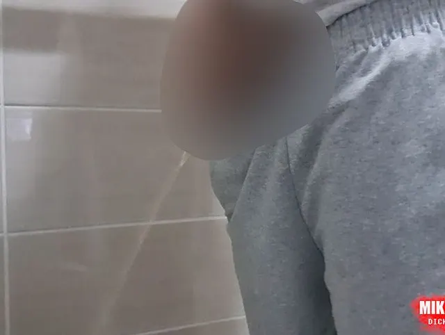 Pissender Junge - unbeschnittener Schwanz