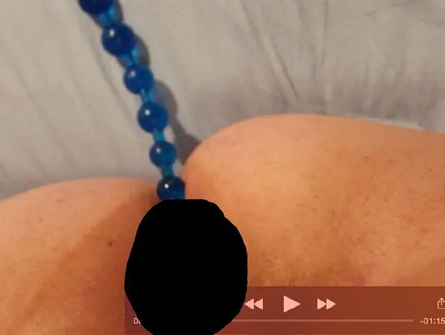 dicke Frau mit Analkette