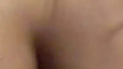 Ich bin eine Blondine, die ihren nackten Körper präsentiert und dich erregt!