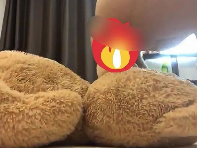 Ich stille und lasse einen pelzigen Bären meine Muschi lecken