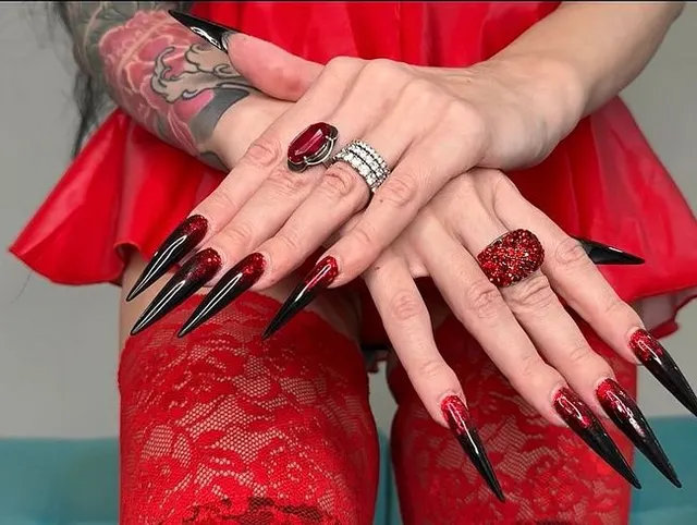 Heiße schwarze, lange Fingernägel, scharfe Krallen, rote Dessous und Strümpfe, die ich mit meinen Nägeln zerreiße.