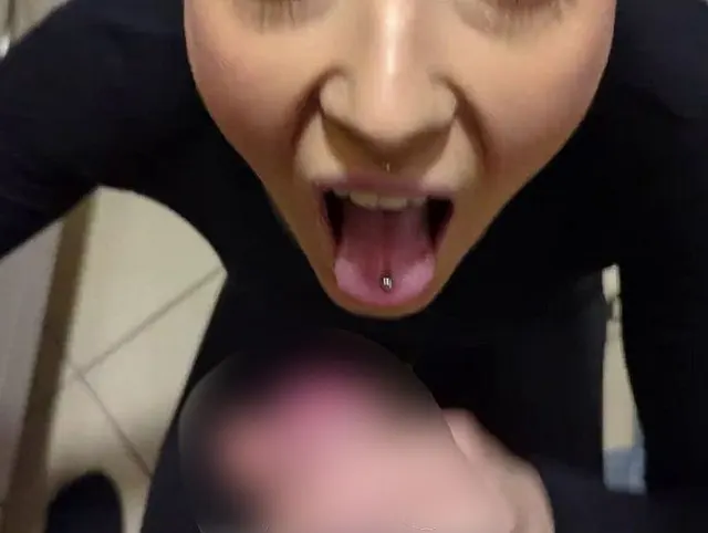 Beim Kochen sein Schwanz bearbeitet, Blowjob / Handjob und geschluckt
