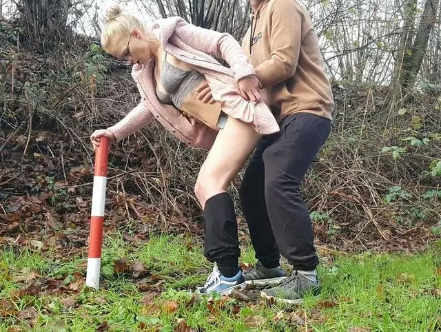 FREMDER fickt mich im Wald von hinten