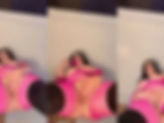 POV: Du liegst unter mir / Eine Milf mit riesigen Titten kommt mit einem Dildo und schaut auf deinen harten Schwanz