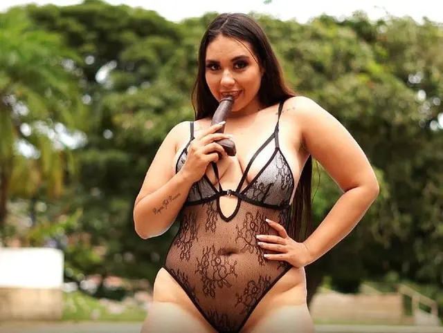 Erstaunlich üppiges weißes Mädchen Blowjoabing Deepthroat ihren braunen Dildo und Knebel wie eine Sc