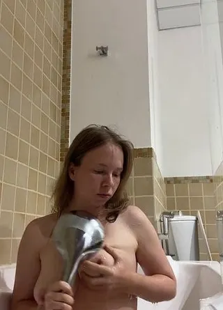 Teen mit geilen Hängetitten