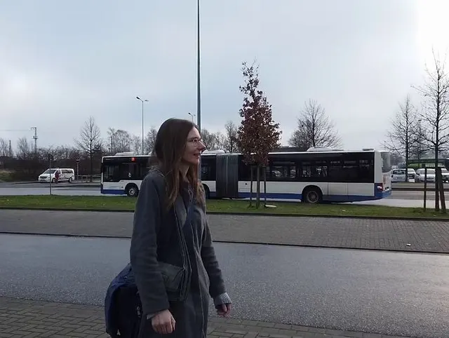 Im Auto Strümpfe aus der Muschi gezogen