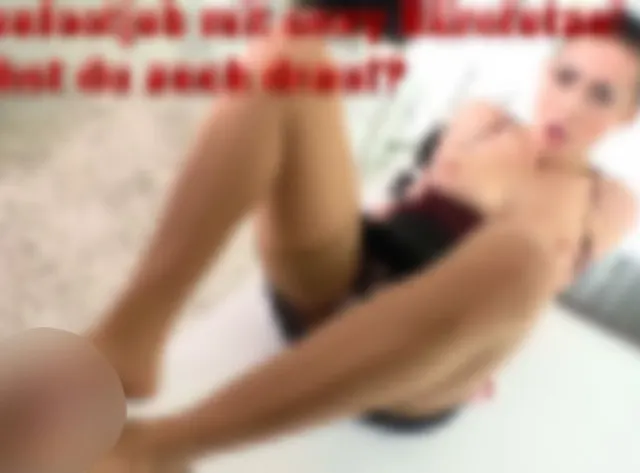 Nylonfootjob mit sexy Bürofotze! Stehst du auch drauf?