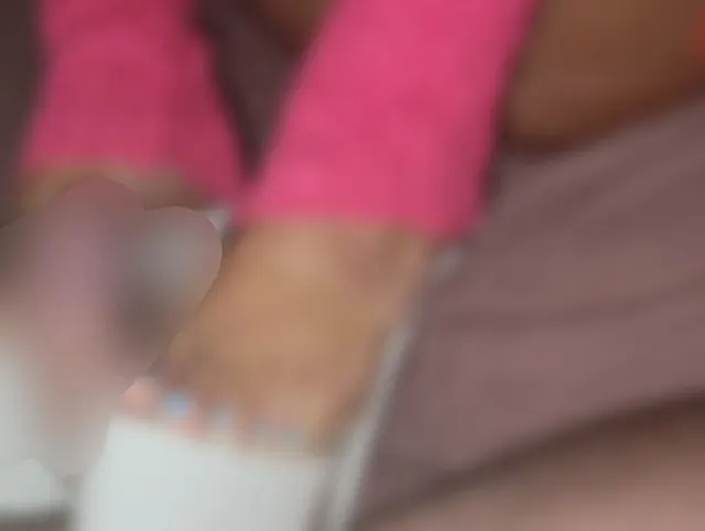 Ich will, dass du auf meine hochhackigen Schuhe und Füße spritzt