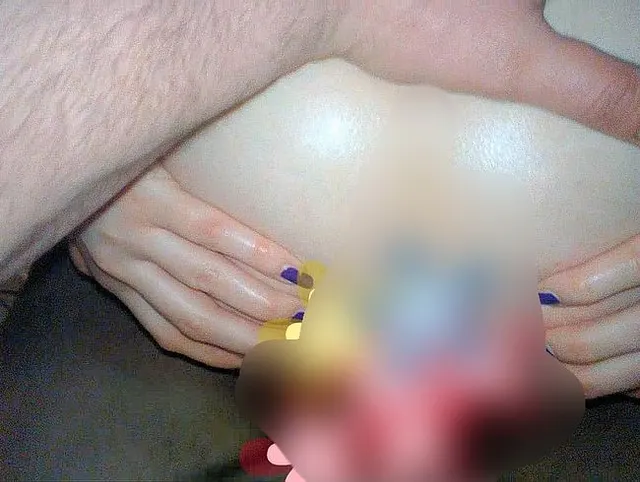 Süße heiße Frau liebt es, von hinten gefickt zu werden