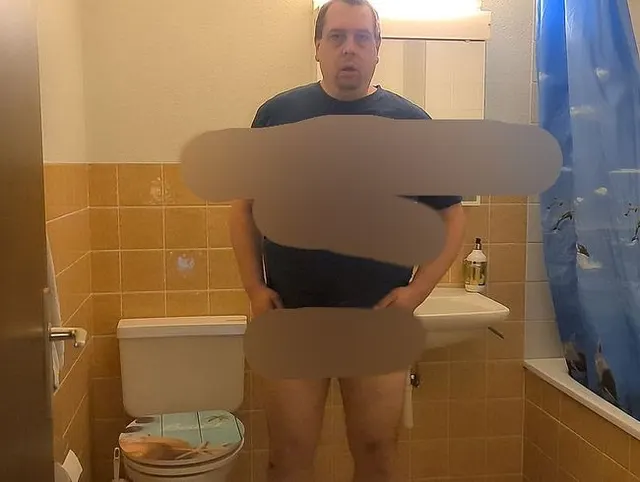 Auf der Toilette ordentlich durchgewichst