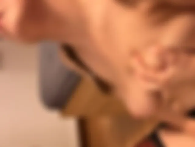 Blase Hase hat Spaß mit dem Dildo und dem Vibrator
