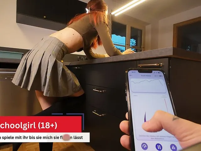 Schoolgirl wird in der Küche gefickt