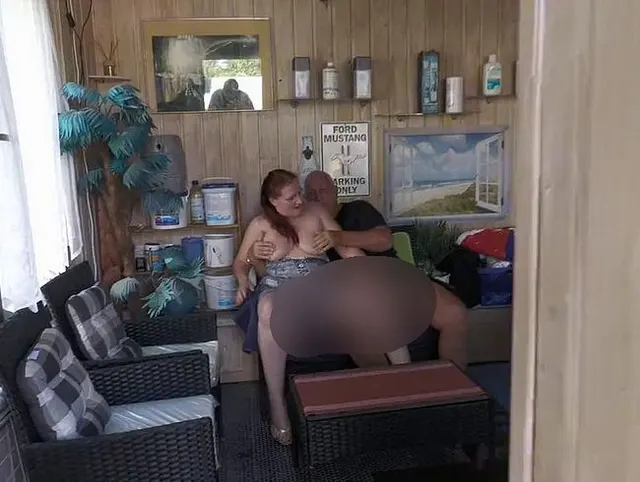 Poolhaus Fick mit der Nachbarin