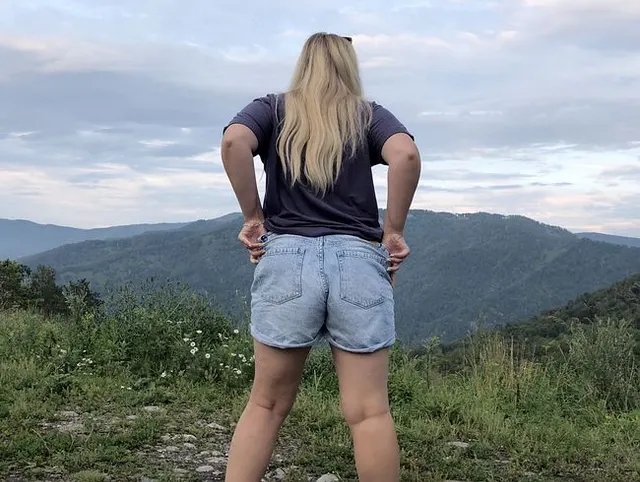 Ich pisse in die Berge in der Natur