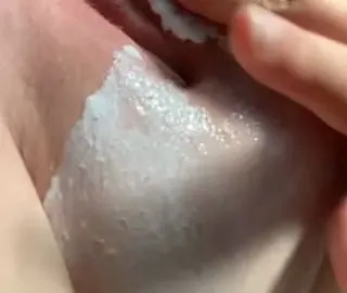 Ich Creme meine geile Pussy für dich ein.