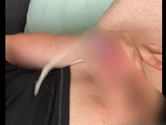 Auf dem Sofa abgespritzt