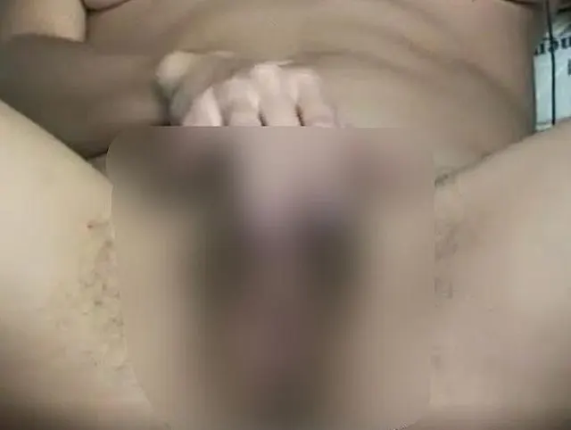 Haarige Milf reibt ihre große Muschi vor der Kamera