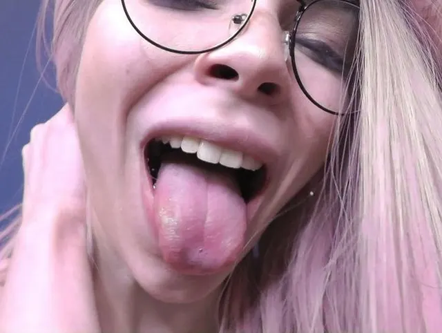 Ich Deepthroat großen Schwanz bis zum letzten Spermatropfen und er füllt meine Kehle mit heißem