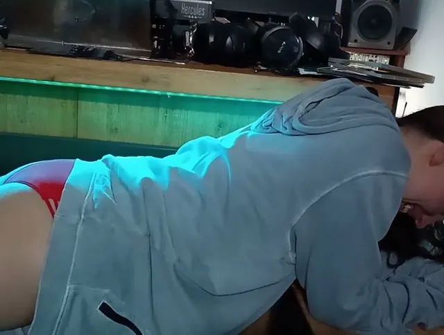 Mr.Langfinger Am Barstuhl richtig geil  durchgefingert