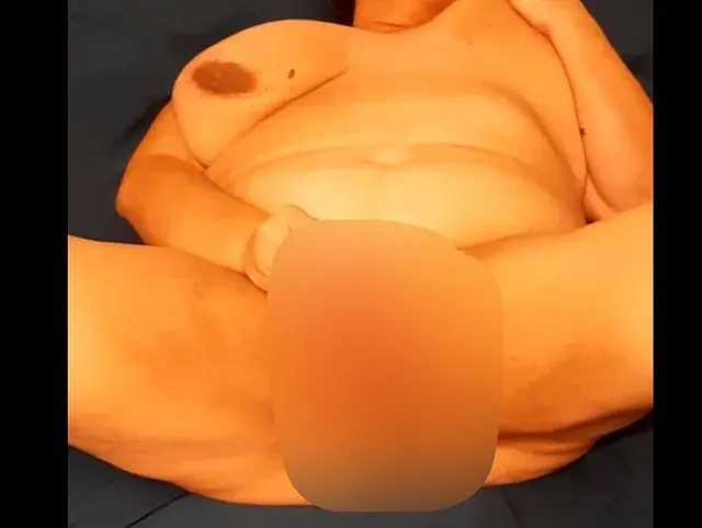 Geile BBW steigt mit ihrem rosa Vibrator aus