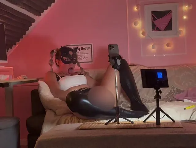 Schwarze Latex-Overknees ? Süßes Gestöhne, Dirty Talk, Satisfyer & Dildo im Mund ?