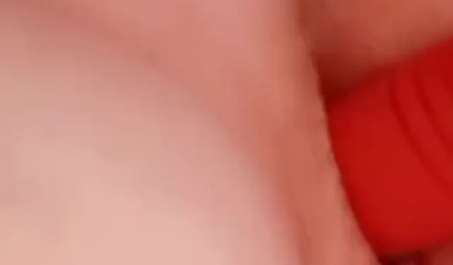 Ich masturbiere mit einer kleinen Fickmaschine zu Hause und genieße es