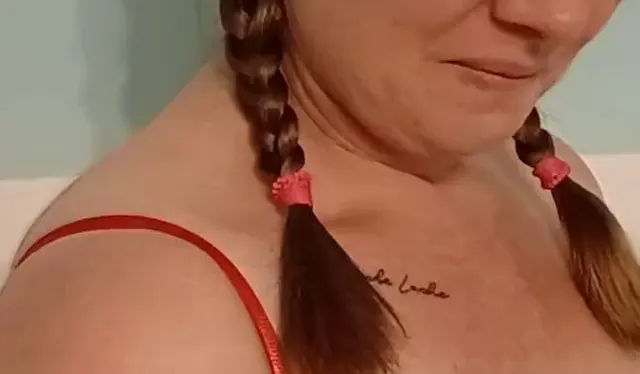 Vorschau aus MILF Titten: Meine Titten mit dem Domi bearbeitet und schon an den nippeln gespielt