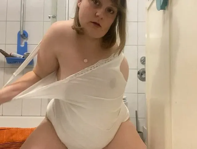 Im durchsichtigen Shirt masturbieren