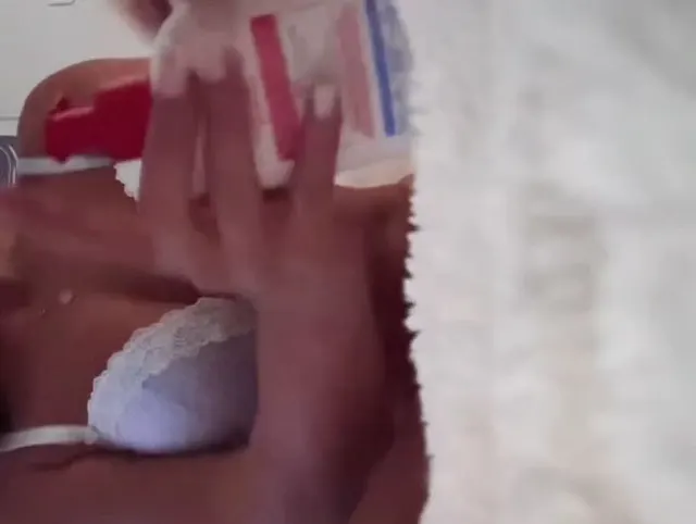 Komm her öffne meinen BH und Creme mich ein :P