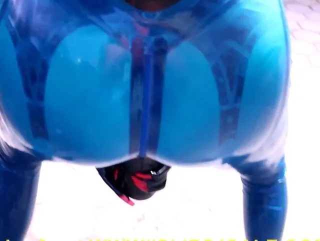 Laxie in transparenten blauen Leggings pinkelt und fickt sich mit großem Gummidildo in HH Plugged