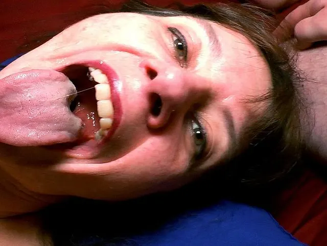 DORF-NUTTE (48) FICKT MIT 8 SCHWÄNZEN - Creampie GangBang