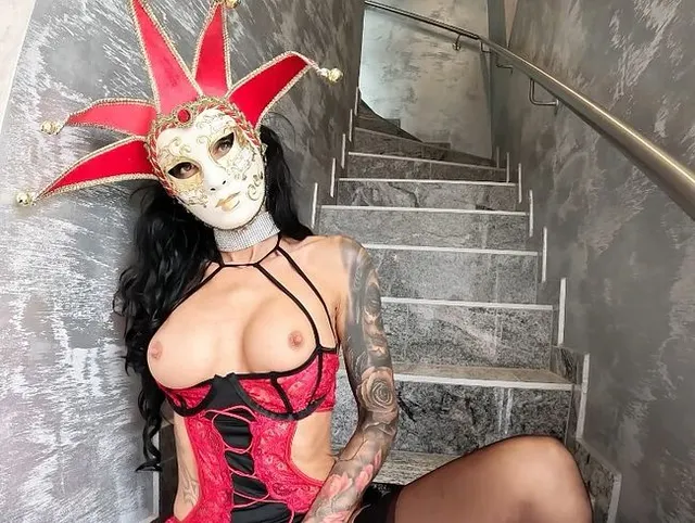Ich habe eine tolle Venezianische Maske bekommen, schau mal.