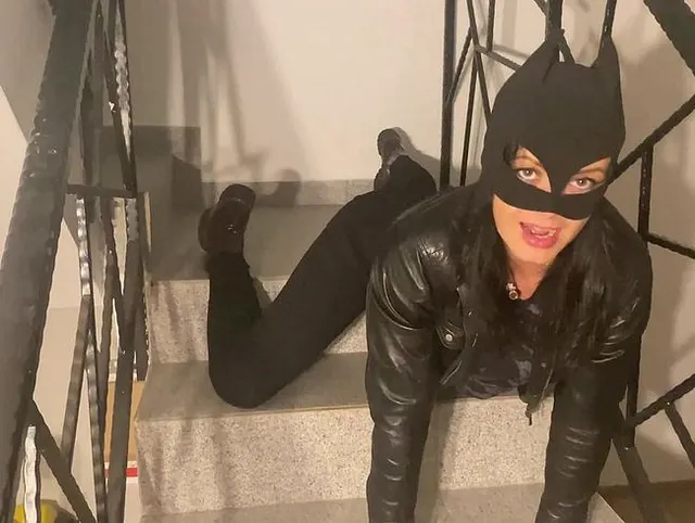 Batman-Masken-Blowjob auf der Treppe – Sperma auf meinem Mund und meiner Maske