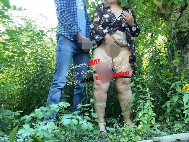 Mollige MILF im kurzen Kleid bekommt nach gemeinsamer Masturbation Sperma im Freien