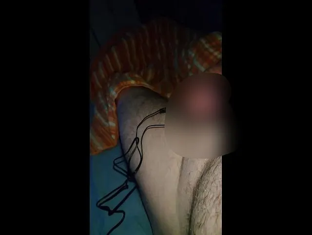 E-Stimulation mit Precum und kleinem Schwanz