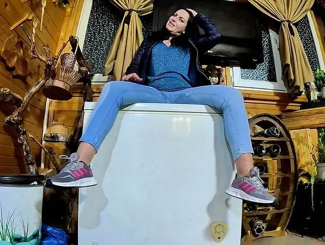 Cameltoe MILF tanzt, neckt und pinkelt in ihre Jeans - Wet Fetish Fantasy