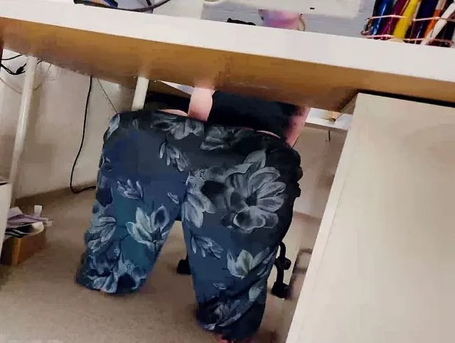 Dildo, Finger & Schwanz – meine geile Büro-Session