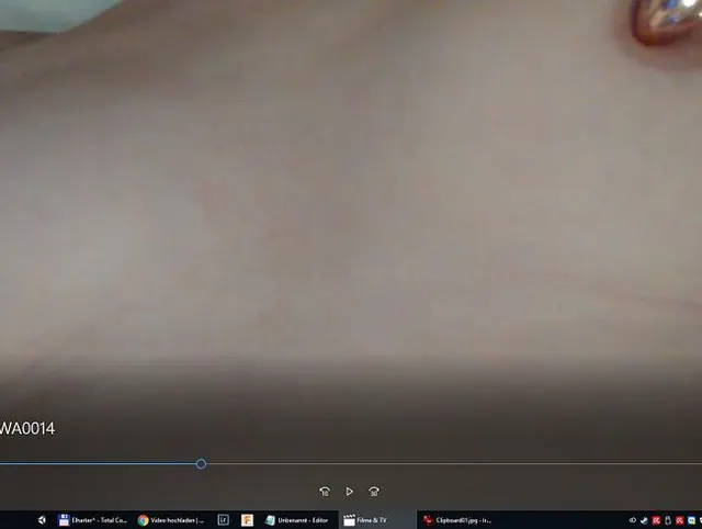 Golden Dildo Tag mit ein wenig Brüste