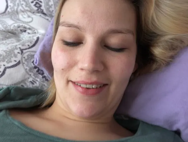 Mit Schwanz in der Fotze masturbiert