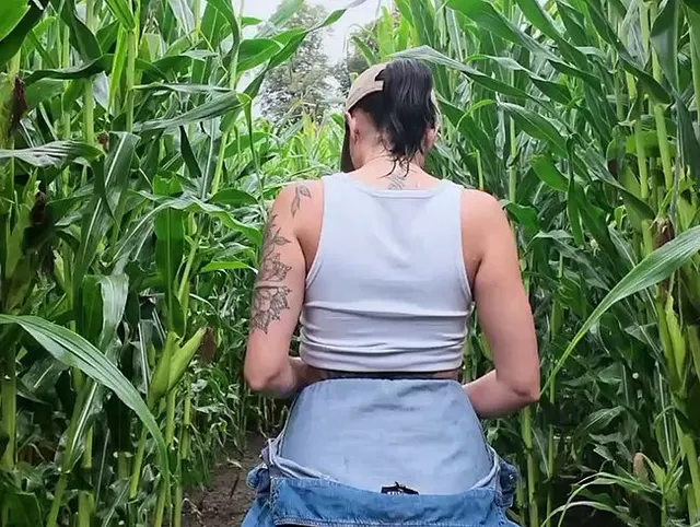 In der Öffentlichkeit untenrum blank gezogen.. hoffentlich hat’s keiner gesehen