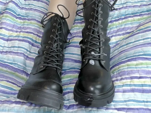 Bootjob mit Armeestiefeln